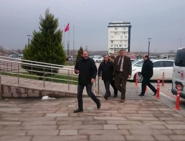 Ικέτες των Τούρκων αναγκάστηκαν να γίνουν οι γονείς των στρατιωτικών - Τους άφησαν να δουν τους αιχμαλώτους (βίντεο)